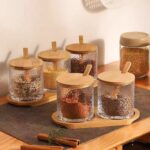 ⁦طقم برطمانات زجاج منقرش 3 قطع مع حامل ومعالق خشب للتوابل⁩ - الصورة ⁦2⁩