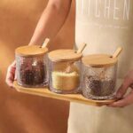 طقم برطمانات زجاج منقرش 3 قطع مع حامل ومعالق خشب للتوابل