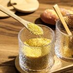 ⁦طقم برطمانات زجاج منقرش 3 قطع مع حامل ومعالق خشب للتوابل⁩ - الصورة ⁦3⁩