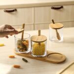 ⁦طقم برطمانات زجاج منقرش 3 قطع مع حامل ومعالق خشب للتوابل⁩ - الصورة ⁦5⁩