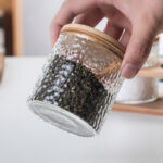 ⁦طقم برطمانات زجاج منقرش 3 قطع مع حامل ومعالق خشب للتوابل⁩ - الصورة ⁦8⁩