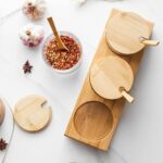 ⁦طقم برطمانات زجاج منقرش 3 قطع مع حامل ومعالق خشب للتوابل⁩ - الصورة ⁦10⁩