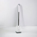 ⁦فرشة تنظيف تواليت سيليكون بحامل مع لصق دبل فيس لسهولة التعليق⁩ - الصورة ⁦2⁩