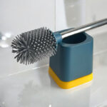 ⁦فرشة تنظيف تواليت سيليكون بحامل مع لصق دبل فيس لسهولة التعليق⁩ - الصورة ⁦8⁩