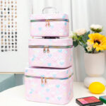 مجموعة شنط جلد 3 قطع بماقسات مختلفة لتنظيم وحمل الميك اب مزينة بقلوب - الصورة 2