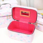 مجموعة شنط جلد 3 قطع بماقسات مختلفة لتنظيم وحمل الميك اب مزينة بقلوب - الصورة 3