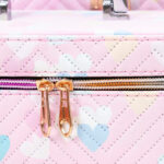 مجموعة شنط جلد 3 قطع بماقسات مختلفة لتنظيم وحمل الميك اب مزينة بقلوب - الصورة 5