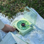 ⁦بلوتوث سبيكر على شكل مشغل اسطونات ريترو وإضاءة ساحرة⁩ - الصورة ⁦10⁩