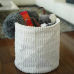 باسكت غسيل قطيفة مضلعة  قابل للطي بيد جلد _ مقاس  40 * 35 سم