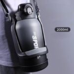 ⁦زجاجة رياضية  بيد مع شاليموه للجيم والخروجات 2000 مللي⁩ - الصورة ⁦2⁩