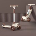 ⁦سكوتر اطفال مضئ علي شكل طيارة  مع مقعد قابل للطي⁩ - الصورة ⁦5⁩