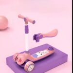 ⁦سكوتر اطفالي مضئ ب 3 عجلات مزود بمقعد قابل للطي⁩ - الصورة ⁦2⁩