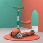 سكوتر اطفالي مضئ ب 3 عجلات مزود بمقعد قابل للطي