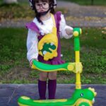 سكوتر مضئ ثلاثي العجلات مزود بمقعد قابل للطي شكل ديناصور