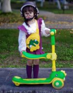 سكوتر مضئ ثلاثي العجلات مزود بمقعد قابل للطي شكل ديناصور