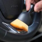 ⁦فرشة بشعيرات ناعمة بغطاء لتنظيف تابلوه السيارة وفتحات التكييف الهواء⁩ - الصورة ⁦3⁩