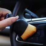 ⁦فرشة بشعيرات ناعمة بغطاء لتنظيف تابلوه السيارة وفتحات التكييف الهواء⁩ - الصورة ⁦5⁩