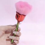 فرشة مكياج ناعمة ولطيفة علي البشرة شكل وردة مجسم - الصورة 2