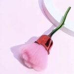 فرشة مكياج ناعمة ولطيفة علي البشرة شكل وردة مجسم