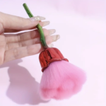 فرشة مكياج ناعمة ولطيفة علي البشرة شكل وردة مجسم - الصورة 3