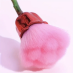 فرشة مكياج ناعمة ولطيفة علي البشرة شكل وردة مجسم - الصورة 6