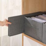 ⁦منظم ملابس وتربروف مقسم  4 خانات قابل للطي بيد لسهولة الحمل⁩ - الصورة ⁦2⁩