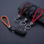 ميدالية مضفرة من الجلد لمفاتيح السيارة والمنزل وشنط السفر مع جزء لكتابة رقم الموبايل