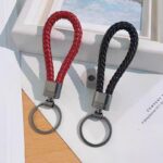 ⁦ميدالية مضفرة من الجلد لمفاتيح السيارة والمنزل وشنط السفر مع جزء لكتابة رقم الموبايل⁩ - الصورة ⁦2⁩