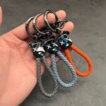 ⁦ميدالية جلد مضفر برأس دبدوب لمفاتيح السيارات والشنط مع جزء مخصص لكتابة رقم الموبايل⁩ - الصورة ⁦2⁩