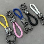 ميدالية جلد مضفر برأس دبدوب لمفاتيح السيارات والشنط مع جزء مخصص لكتابة رقم الموبايل