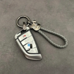 ⁦ميدالية جلد مضفر برأس دبدوب لمفاتيح السيارات والشنط مع جزء مخصص لكتابة رقم الموبايل⁩ - الصورة ⁦5⁩