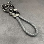 ⁦ميدالية جلد مضفر برأس دبدوب لمفاتيح السيارات والشنط مع جزء مخصص لكتابة رقم الموبايل⁩ - الصورة ⁦9⁩