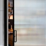 ⁦رول لاصق بتصميم مضلع لتزيين الزجاج والشبابيك 45 *200 سم⁩ - الصورة ⁦3⁩