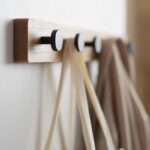 ⁦شماعة خشب لتعليق الملابس والشنط ب 5 هوك معدن⁩ - الصورة ⁦2⁩