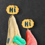 ⁦طقم هوك 2 قطعة لتعليق الكابات والاكسسوارات مزين بكلمه هاي⁩ - الصورة ⁦2⁩