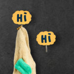 ⁦طقم هوك 2 قطعة لتعليق الكابات والاكسسوارات مزين بكلمه هاي⁩ - الصورة ⁦3⁩