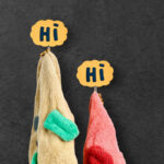 ⁦طقم هوك 2 قطعة لتعليق الكابات والاكسسوارات مزين بكلمه هاي⁩ - الصورة ⁦4⁩