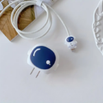 ⁦كفر حماية لشاحن وكابل الآيفون بتصميم رائد فضاء - قطعتين⁩ - الصورة ⁦2⁩