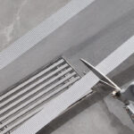 ⁦شريط شبكي لاصق قابل للقص لمنع انسداد البلاعات والبانيو - مقاس 2.5 متر⁩ - الصورة ⁦3⁩