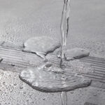 ⁦شريط شبكي لاصق قابل للقص لمنع انسداد البلاعات والبانيو - مقاس 2.5 متر⁩ - الصورة ⁦4⁩