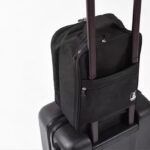 ⁦شنطة منظم للاحذية وتربروف كبيرة تحمل 3 ازواج بيد تعلق علي حقائب السفر لسهولة التحرك⁩ - الصورة ⁦2⁩