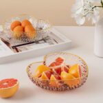 طبق علي شكل قلب لحمل وتقديم الفواكه والمكسرات والشوكولاتة والسلطات بشكل شيك من الاكليريك بحواف جولد