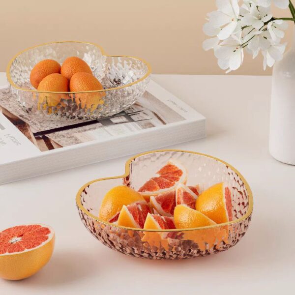 طبق علي شكل قلب لحمل وتقديم الفواكه والمكسرات والشوكولاتة والسلطات بشكل شيك من الاكليريك بحواف جولد