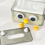 ⁦علبة مناديل اكليريك بتصميم كرتوني ثري دي مع بأرجل ملونة ويد للديكور⁩ - الصورة ⁦2⁩