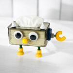 ⁦علبة مناديل اكليريك بتصميم كرتوني ثري دي مع بأرجل ملونة ويد للديكور⁩ - الصورة ⁦3⁩