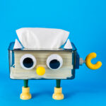 ⁦علبة مناديل اكليريك بتصميم كرتوني ثري دي مع بأرجل ملونة ويد للديكور⁩ - الصورة ⁦4⁩