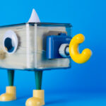 ⁦علبة مناديل اكليريك بتصميم كرتوني ثري دي مع بأرجل ملونة ويد للديكور⁩ - الصورة ⁦5⁩