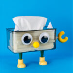 ⁦علبة مناديل اكليريك بتصميم كرتوني ثري دي مع بأرجل ملونة ويد للديكور⁩ - الصورة ⁦6⁩