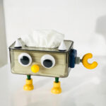 ⁦علبة مناديل اكليريك بتصميم كرتوني ثري دي مع بأرجل ملونة ويد للديكور⁩ - الصورة ⁦8⁩