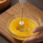 ⁦مضرب نسكافية يعمل بالشحن للحصول علي رغوة كريمية مثاليه مزود ب 2 رأس⁩ - الصورة ⁦6⁩